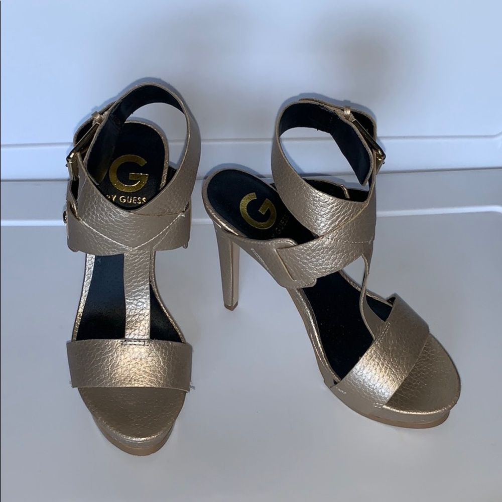 ✨G by GUESS GOLD/BRONZE HEELS SIZE 6✨